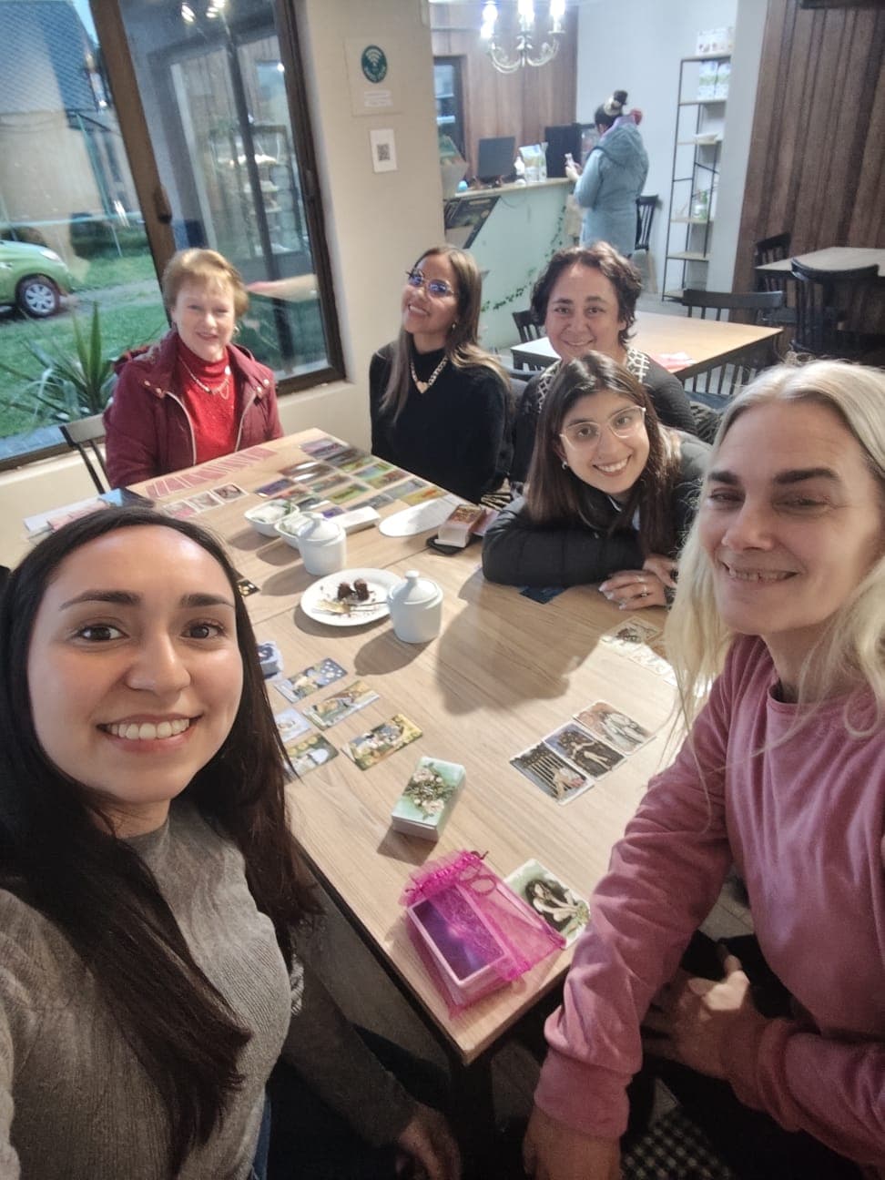 Encuentro Caroline Magic alrededor de una mesa con cartas de Tarot